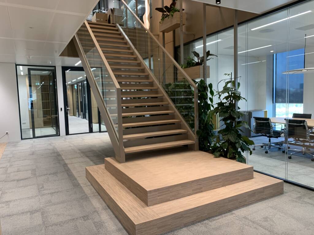 The Valley Amsterdam Trap met glazen balustraden 04 2022 IMG 0401